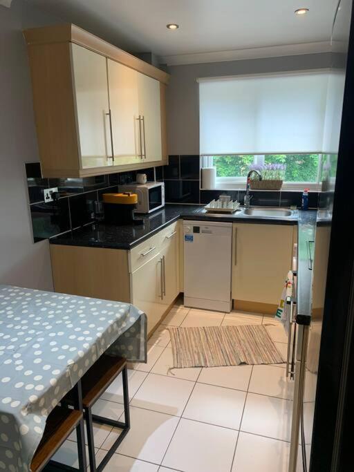 Cosy One Bed Flat Free Parking Leilighet Send Eksteriør bilde