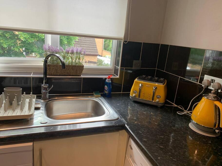 Cosy One Bed Flat Free Parking Leilighet Send Eksteriør bilde